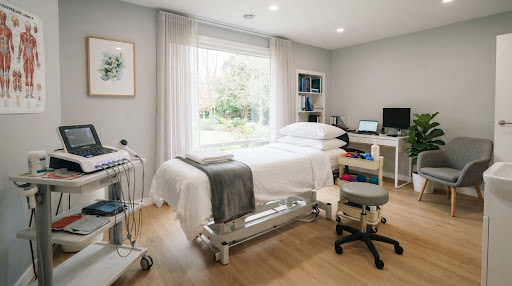 Consultorio clínico con camilla ergonómica y electroterapia